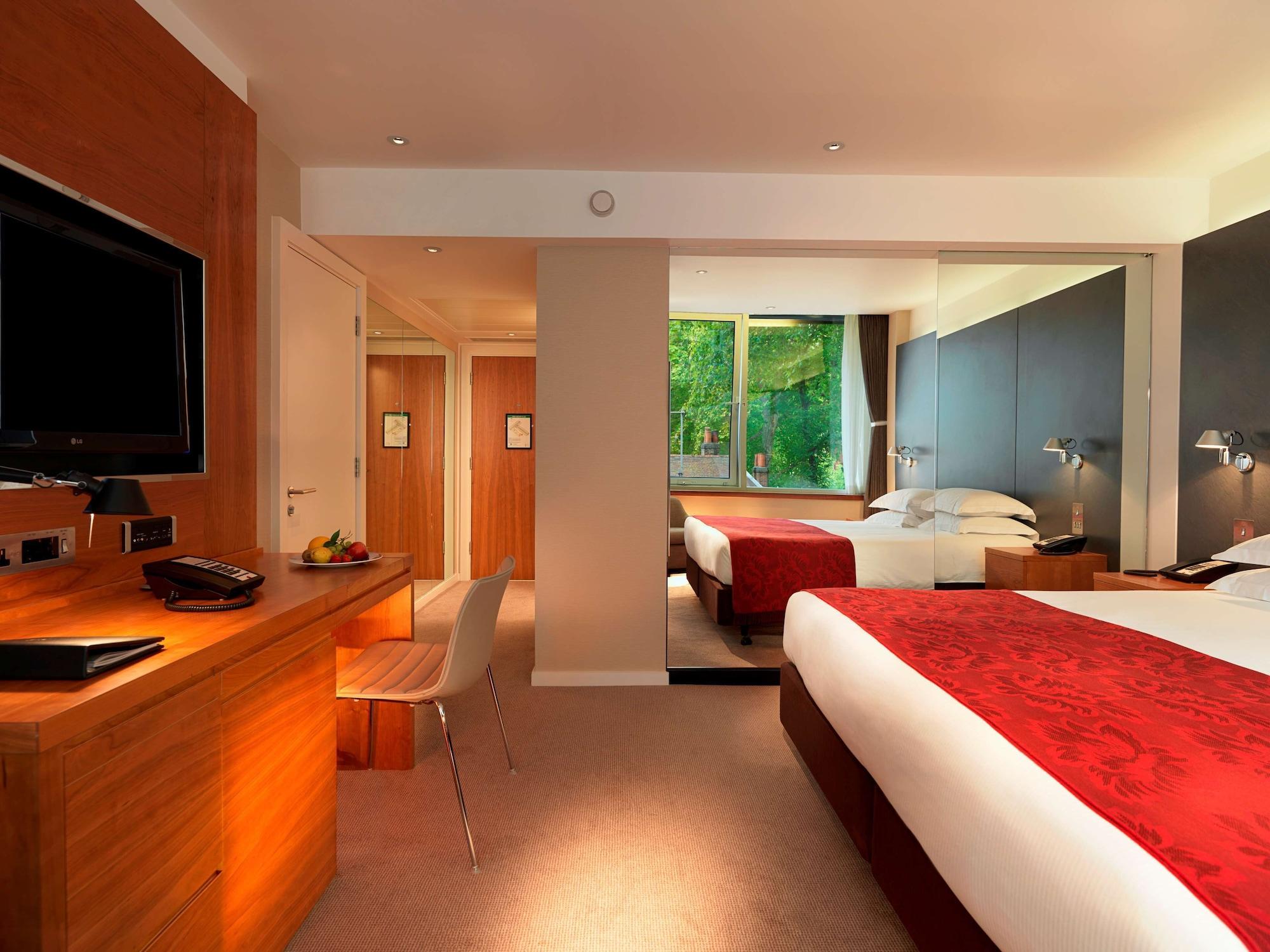 Royal Garden Hotel London Exterior photo A room at the Hilton London Paddington