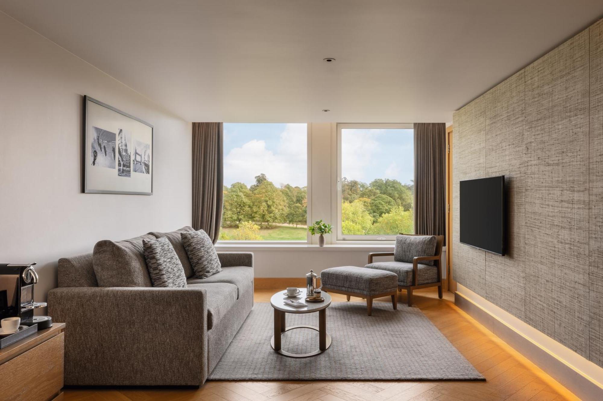 Royal Garden Hotel London Exterior photo Living room