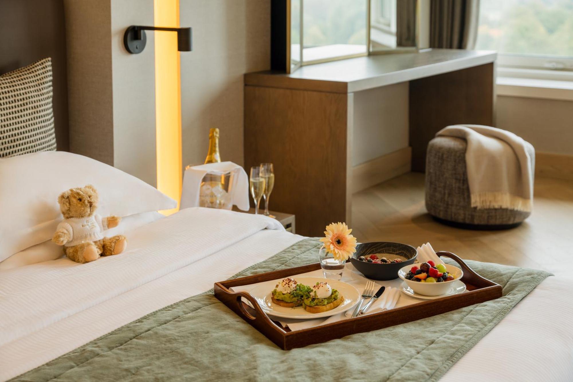 Royal Garden Hotel London Exterior photo Room service